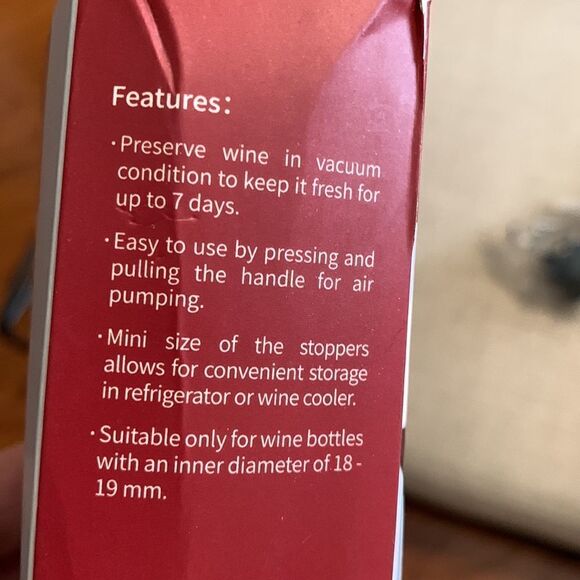 Wine saver pump with four bottle stoppers - Picture 2 of 7